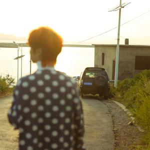 在厨房趴着掀起裙子H
